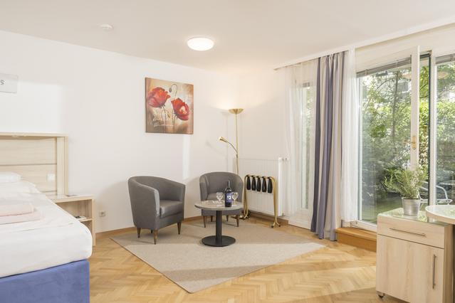 Apartment with private garden ApR02