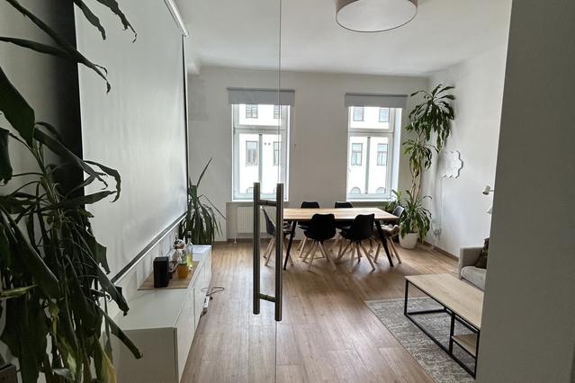 Bright Modern Flat with Home Office and Home Cinema