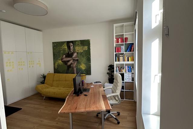 Bright Modern Flat with Home Office and Home Cinema