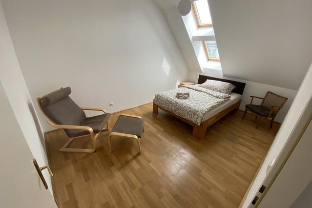 Furnished Spacious Penthouse Flat near U-Bahn (U1) & Hauptbahnhof