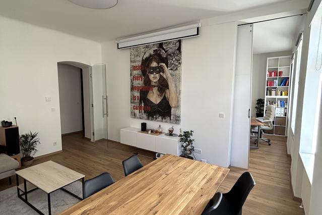 Bright Modern Flat with Home Office and Home Cinema