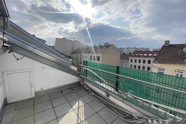 Furnished Spacious Penthouse Flat near U-Bahn (U1) & Hauptbahnhof