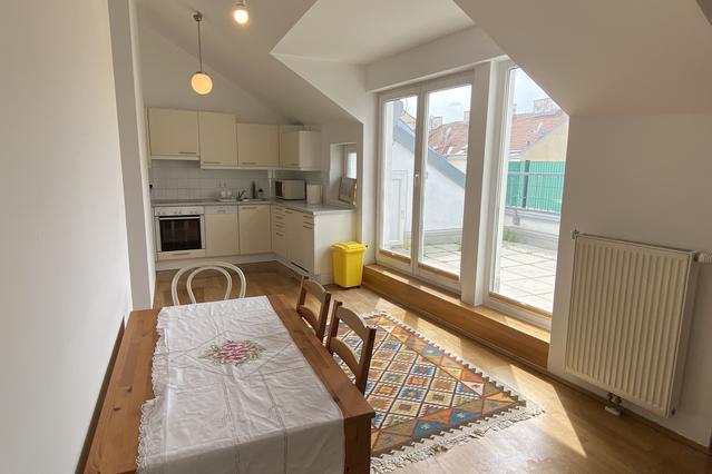 Furnished Spacious Penthouse Flat near U-Bahn (U1) & Hauptbahnhof
