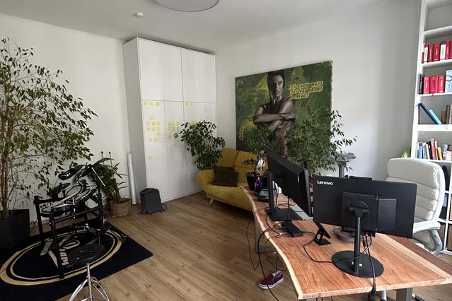Bright Modern Flat with Home Office and Home Cinema