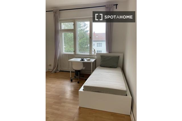 Room for rent in shared 2-bedroom apartment in Berlin