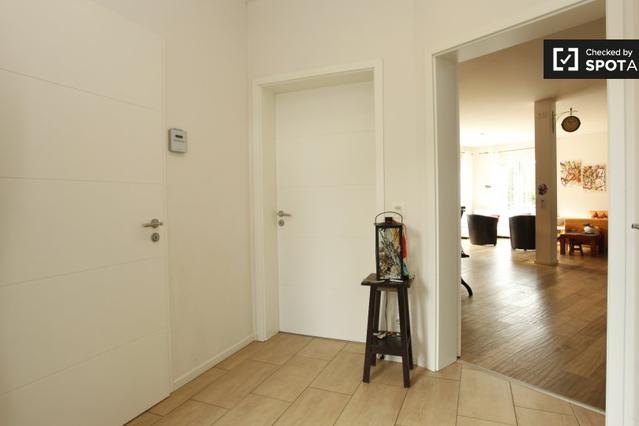 Equipped room in 6-bedroom apartment in Teltow, Berlin