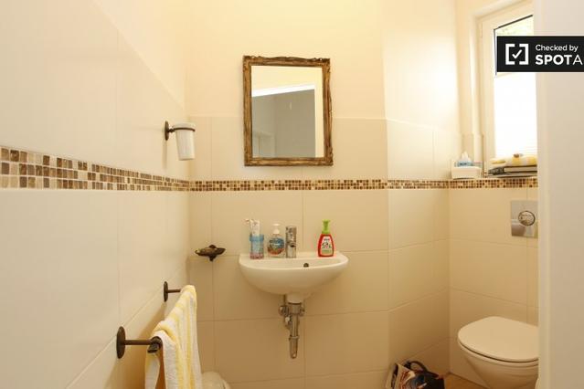 Equipped room in 6-bedroom apartment in Teltow, Berlin