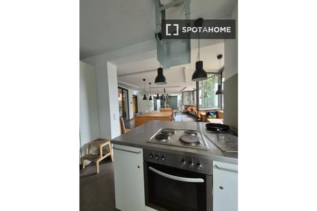 Room for rent in 1-bedroom apartment in Grunewald, Lisbon