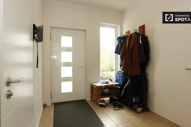 Equipped room in 6-bedroom apartment in Teltow, Berlin