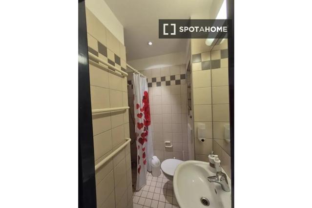 Room for rent in 1-bedroom apartment in Grunewald, Lisbon