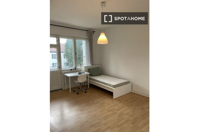 Room for rent in shared 2-bedroom apartment in Berlin