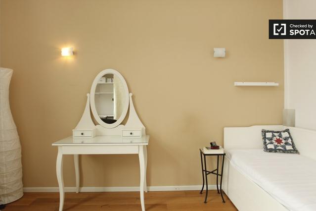 Equipped room in 6-bedroom apartment in Teltow, Berlin