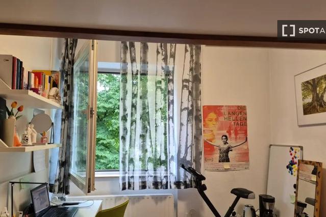 Room for rent in 1-bedroom apartment in Grunewald, Lisbon