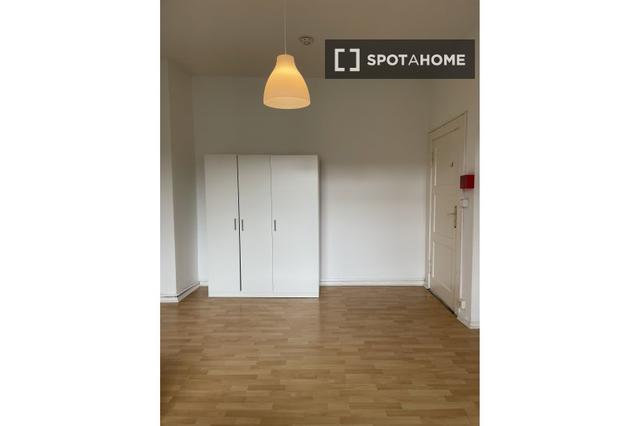 Room for rent in shared 2-bedroom apartment in Berlin