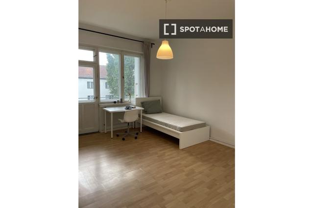 Room for rent in shared 2-bedroom apartment in Berlin